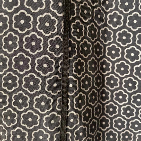 Ann Taylor | 100% Silk Black & White Floral Skirt. Size 12. Flare. Lined. - Picture 4 of 8